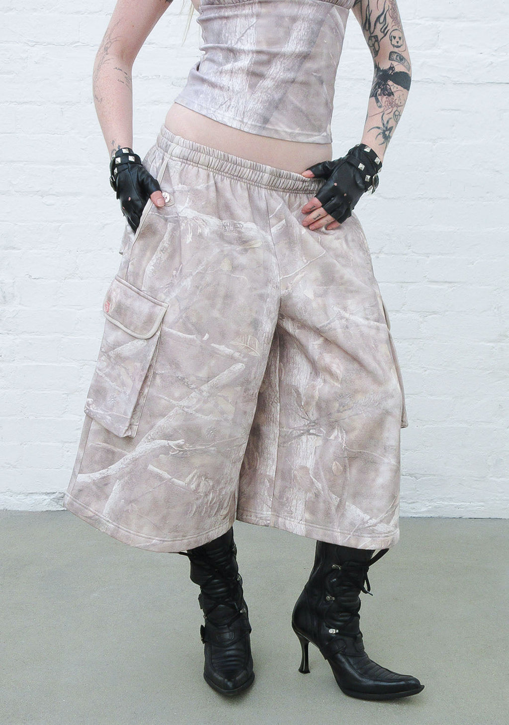 COMMAND OVERSIZED CARGO SWEATSHORTS WASHED TREE CAMO