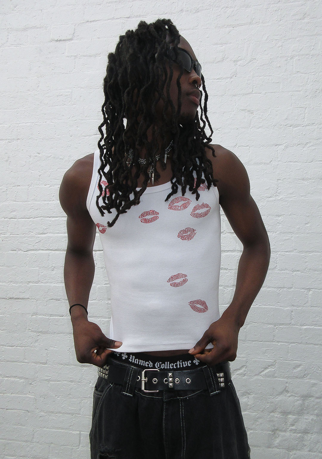 KISSES RHINESTONE RIBBED TANK WHITE