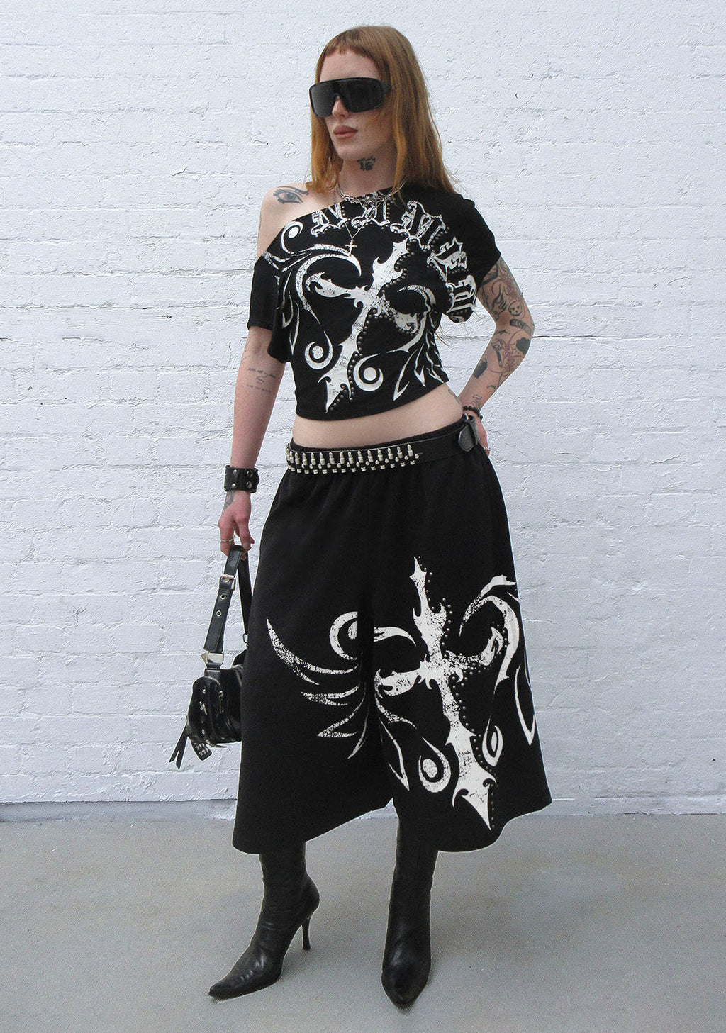 OUTLAW OVERSIZED SWEATSHORTS BLACK