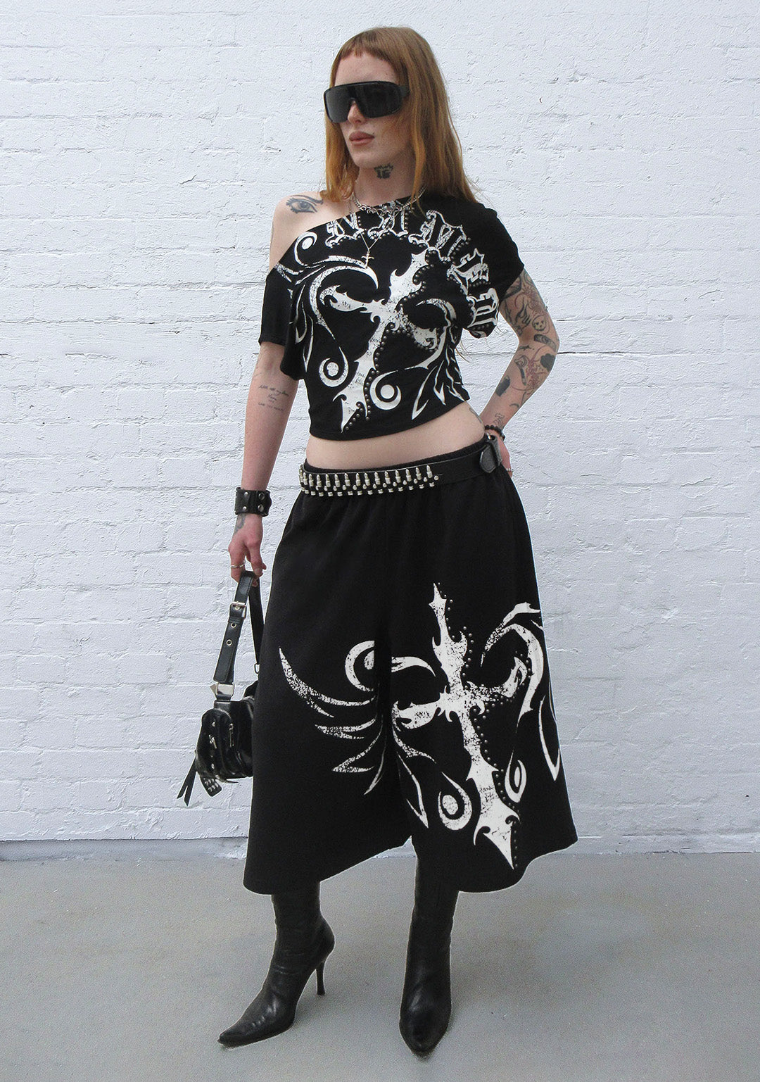 OUTLAW OVERSIZED SWEATSHORTS BLACK