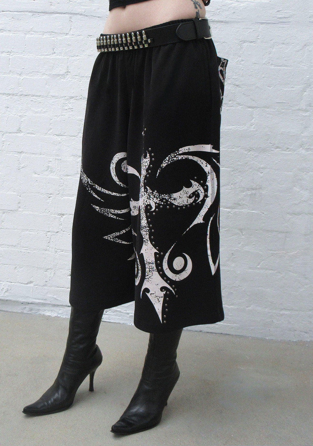 OUTLAW OVERSIZED SWEATSHORTS BLACK