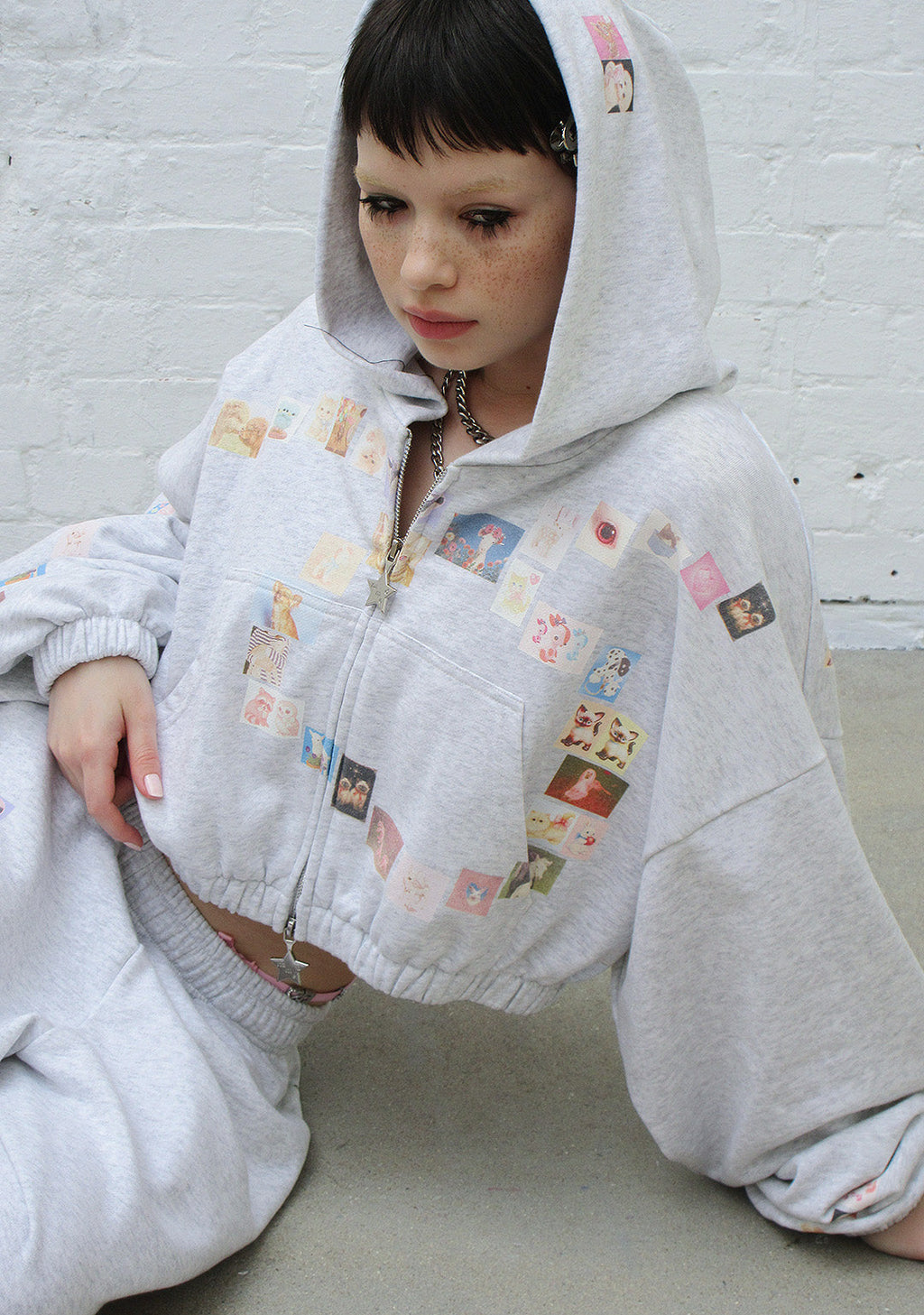 TRINKET MOTIF CROP ZIP HOODIE GREY MARL